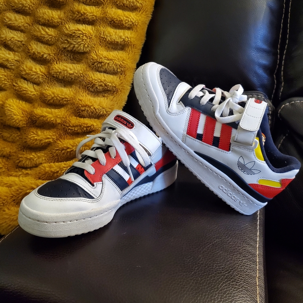Womans 7 Adidas Sneaker